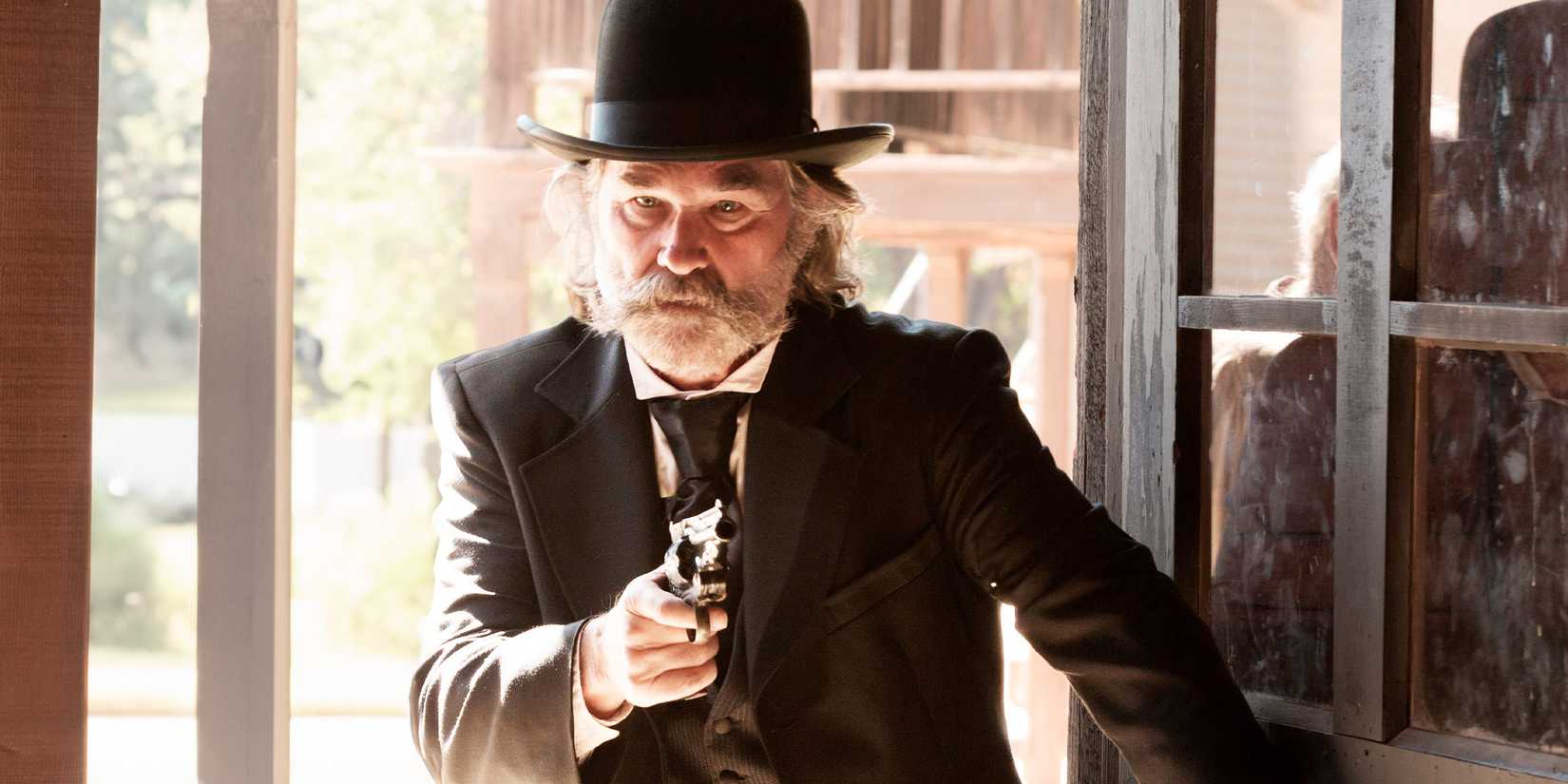 Kurt Russell entra in scena brandendo una pistola in Bone Tomahawk