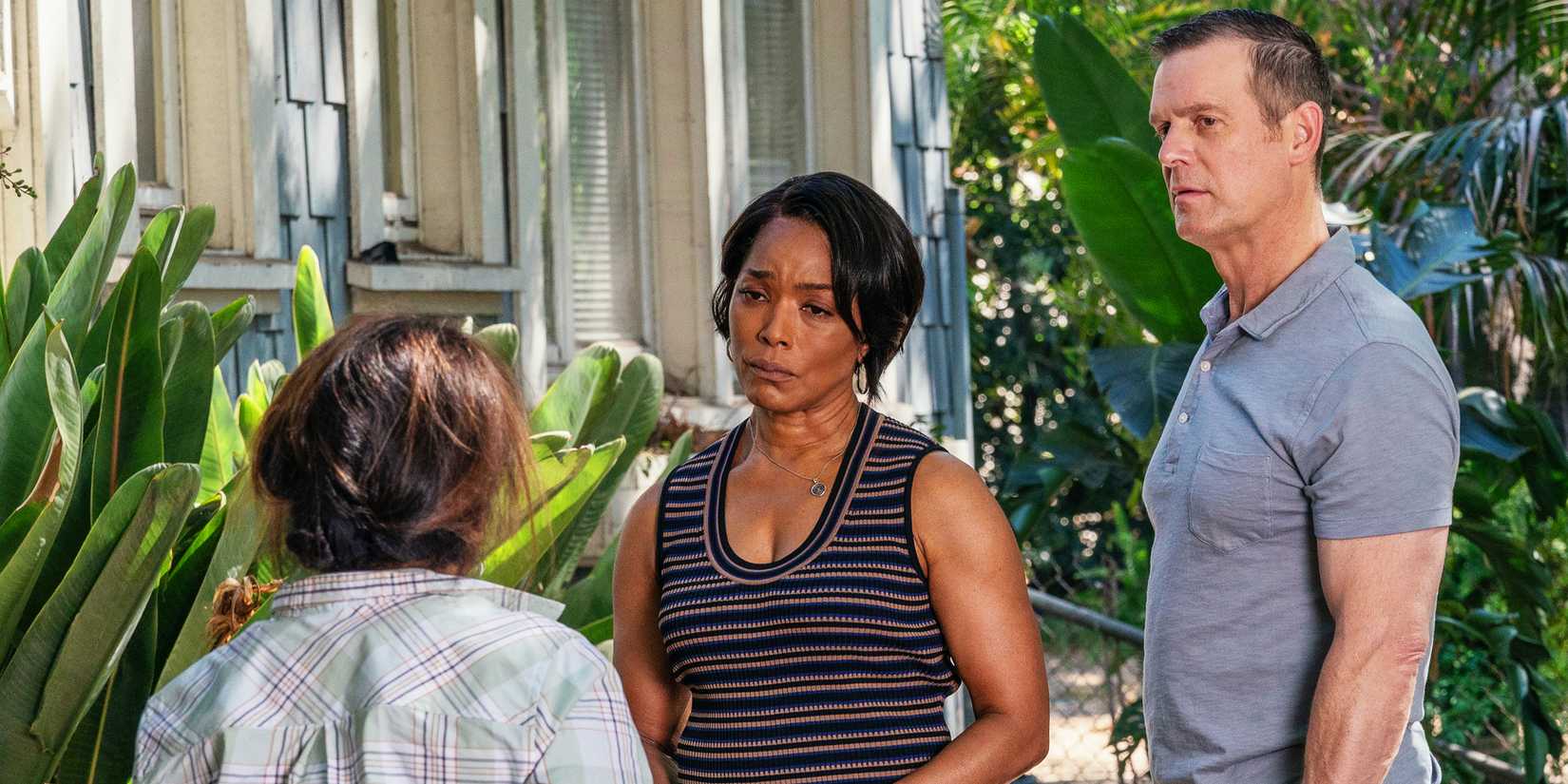 Angela Bassett as Athena Grant and Peter Krause as Bobby Nash in 9-1-1 season 6, episode 3.