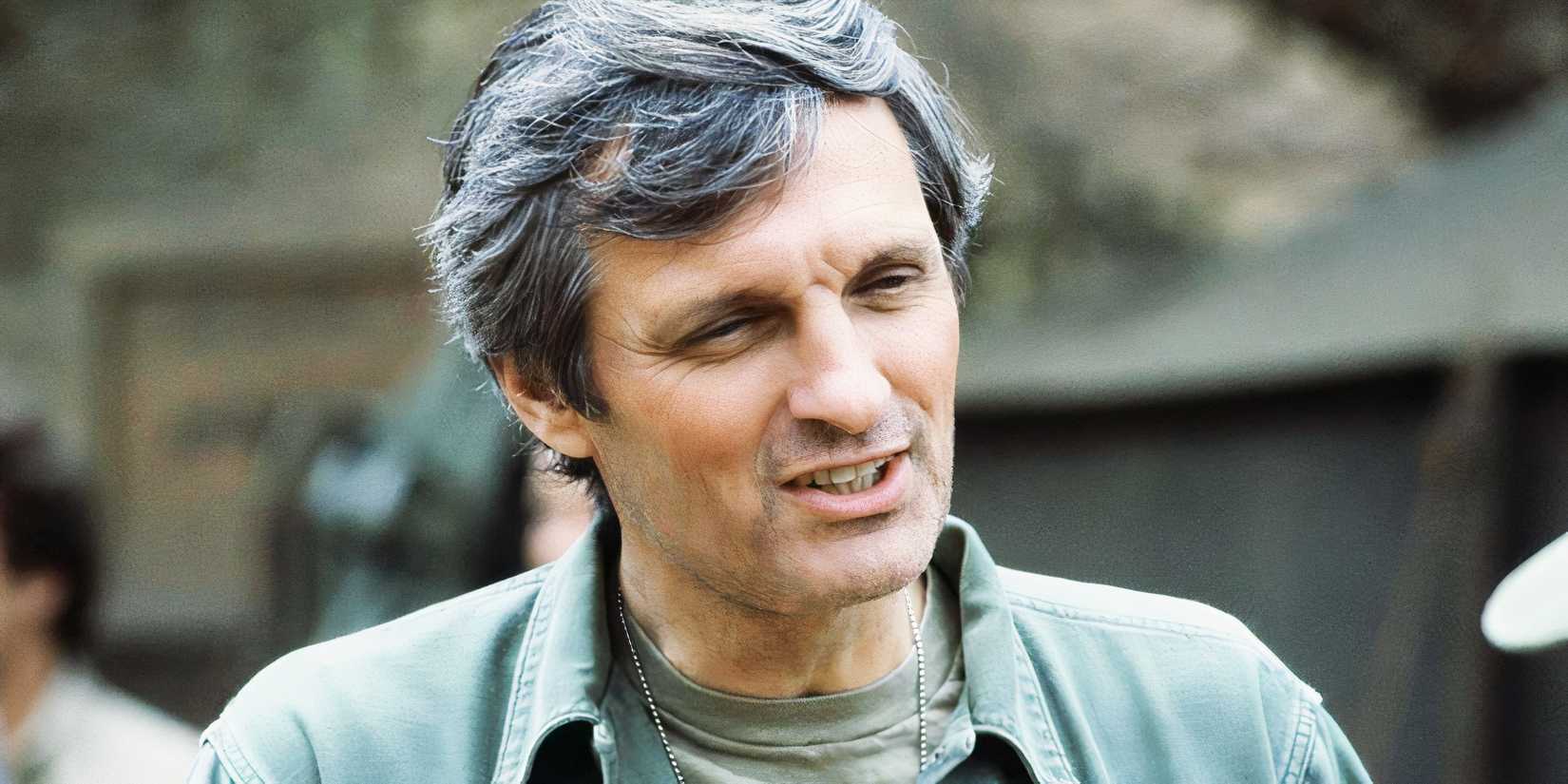 Alan Alda como Hawkeye em Mash