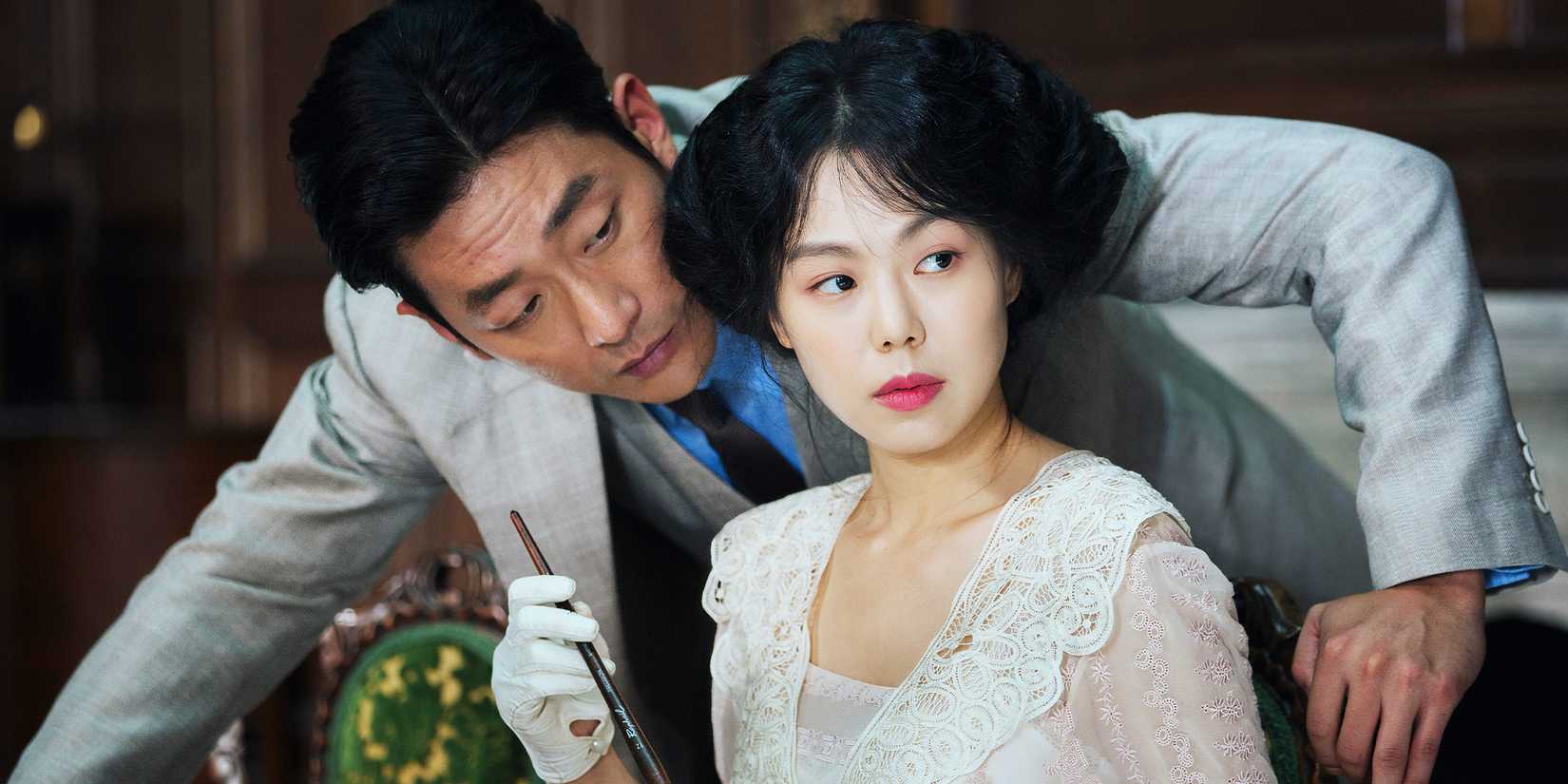 Ha Jung-woo leans over Kim Min-hee in The Handmaiden 