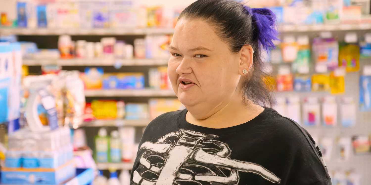 1000 lb sisters star Amy Slaton in a chain store with purple hair and a skeleton print shirt