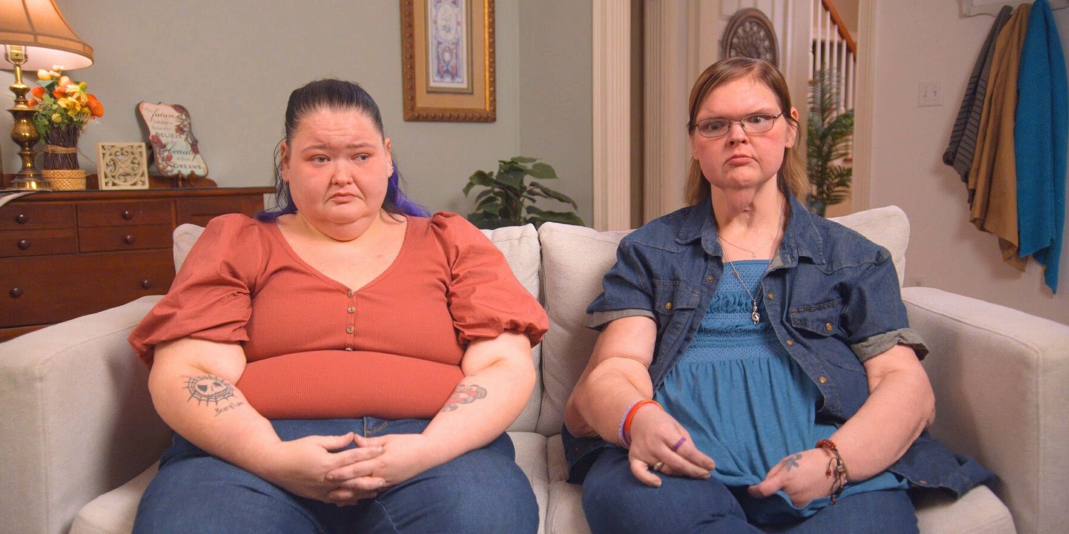 1000-Lb Sisters' Tammy & Amy Slaton sitting on a couch looking alarmed during an interview