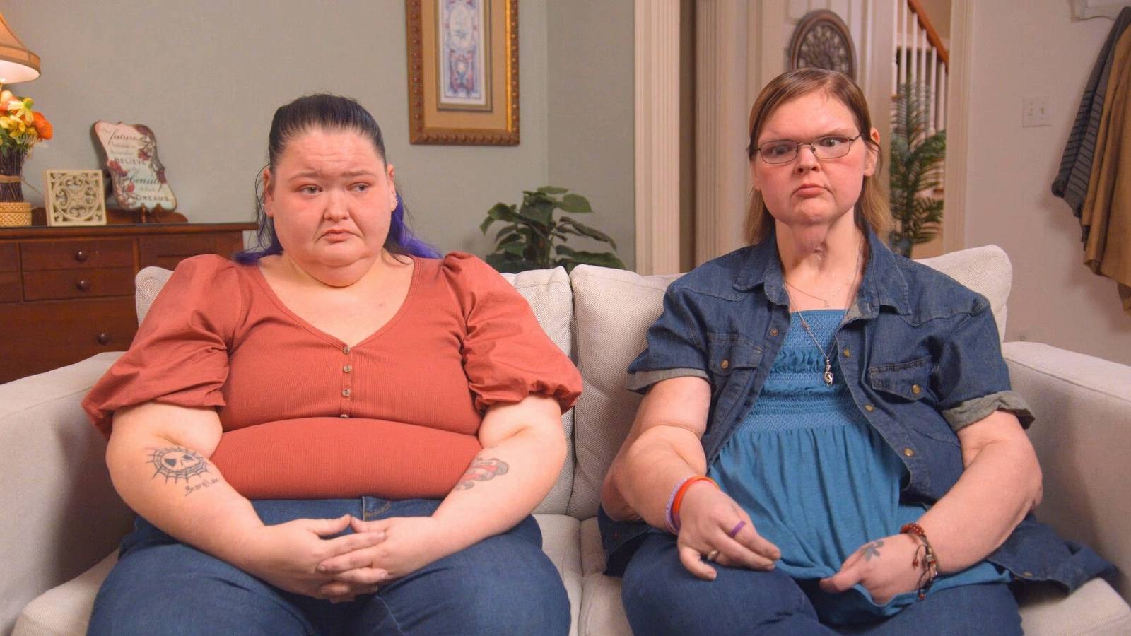 Tammy và Amy Slaton của chương trình "1000-Lb Sisters" ngồi trên ghế sofa với vẻ mặt lo lắng trong một cuộc phỏng vấn.
