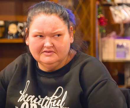 Ами Слейтон, участница шоу "1000-Lb Sisters", в черном свитшоте, с подозрительным видом