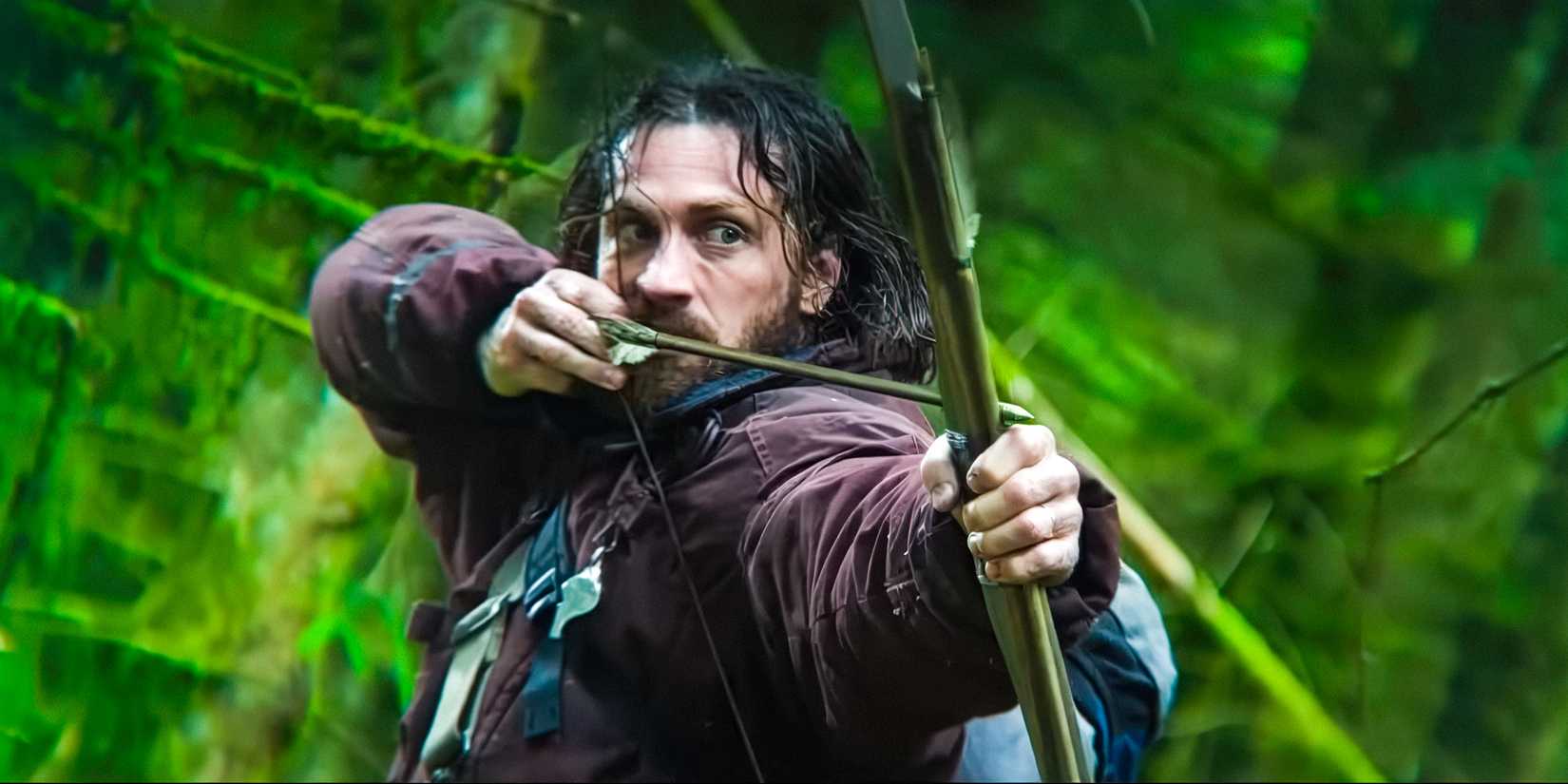 Jamie (Aaron Taylor-Johnson) aims his arrow in 28 Years Later
