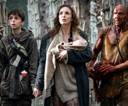 Альфи Уиллиамс, Джоди Комер и Ральф Файнс идут по лесу из костяных деревьев в фильме «28 лет спустя»