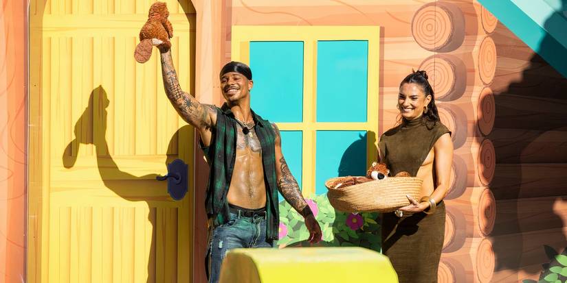 Ace Greene из Love Island USA держит плюшевого бобра с гостем Пайдж ДеСорбо