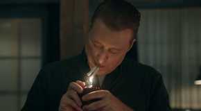 Alan Tudyk smoking two cigarettes at once as the Mantid in Resident Alien