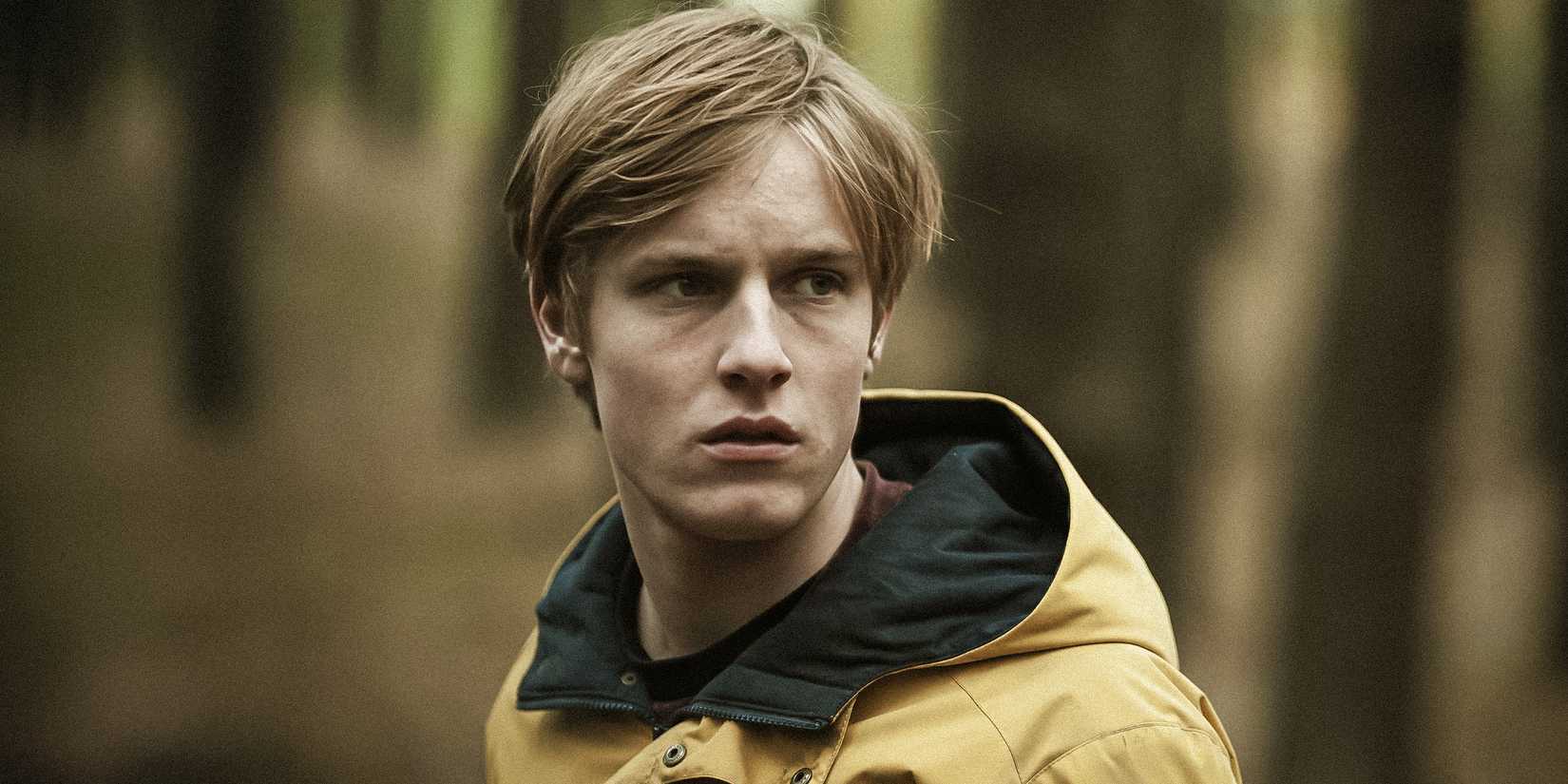 Louis Hofmann (Jonas Kahnwald) looking off to the side on Dark