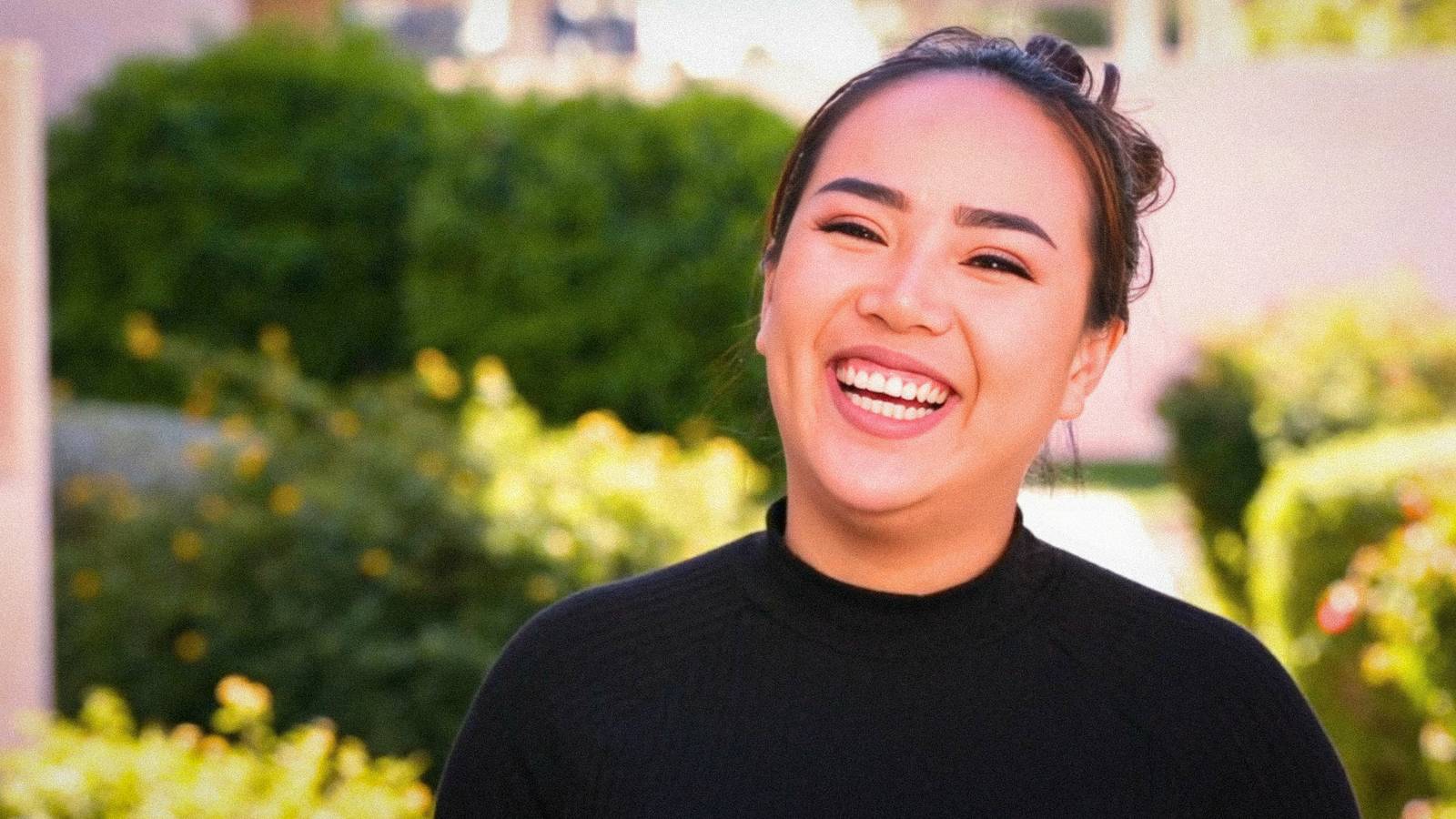 Annie Suwan của chương trình 90 Day Fiancé mỉm cười bên ngoài