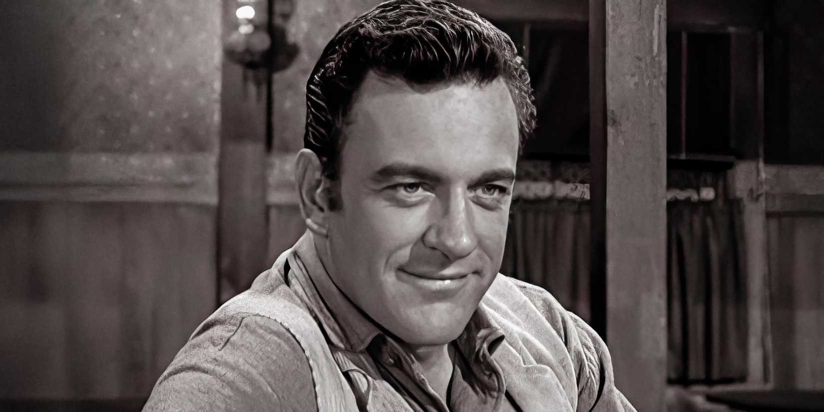Um homem de Gunsmoke sorrindo com arrogância