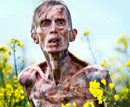 Ангус Нил в роли зараженного, окруженного желтыми цветами в 28 лет спустя