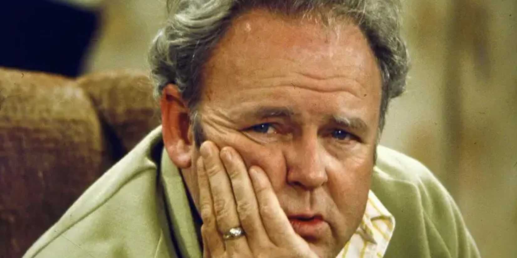 Archie Bunker parecendo infeliz em tudo na família