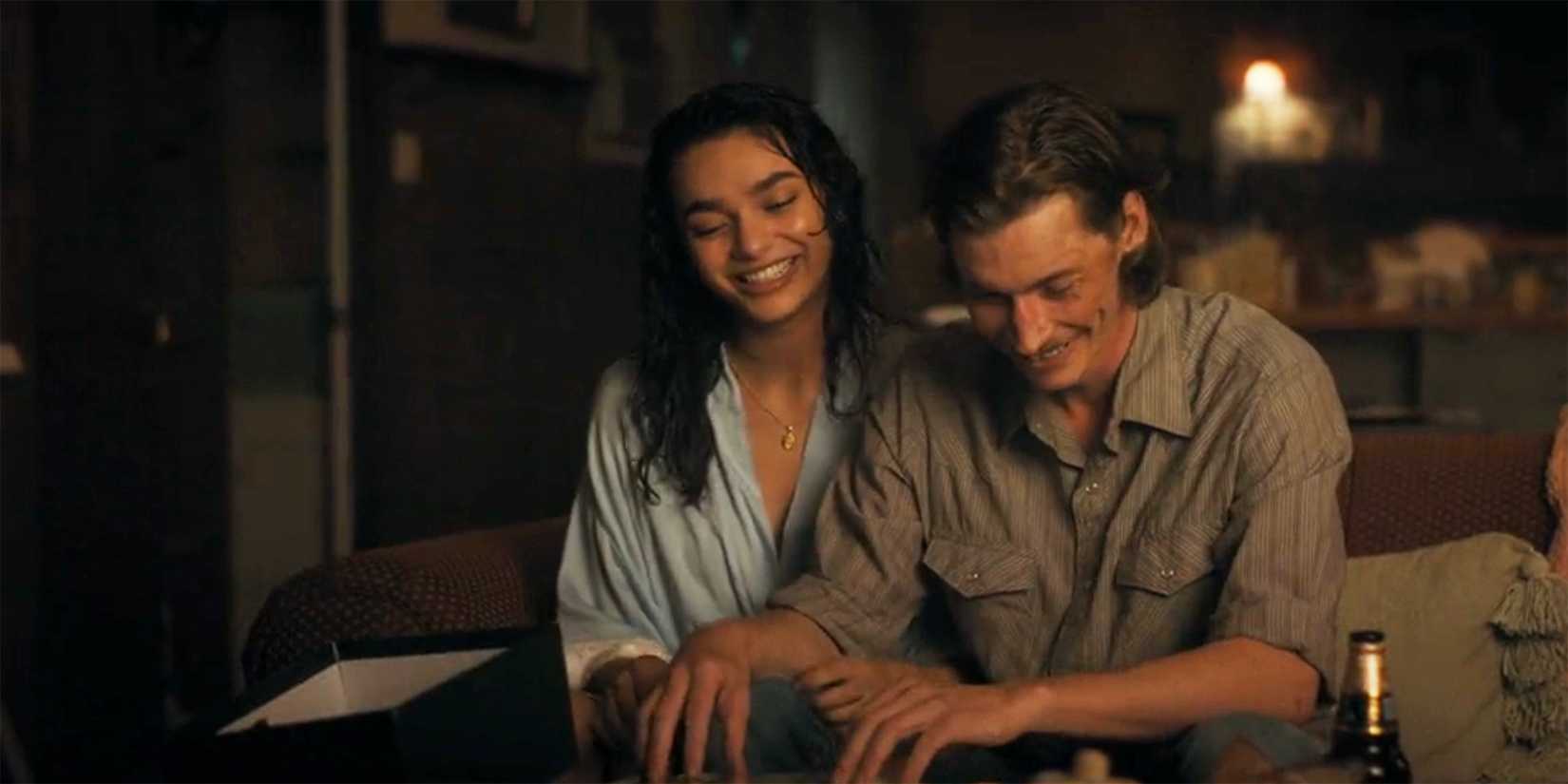 Ariana e Cooper sorriem sobre o álbum de casamento em Landman