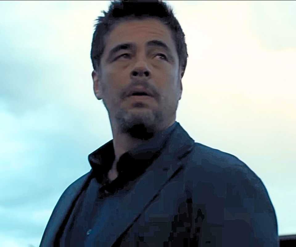 Benicio del Toro as Alejandro Gillick looking at something outdoors in Sicario