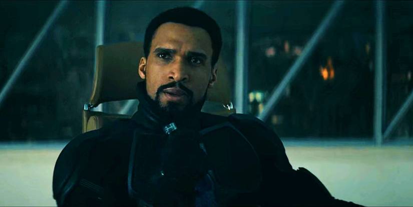 Black Noir II (Nathan Mitchell) sentado na cadeira de Homelander em The Boys temporada 4
