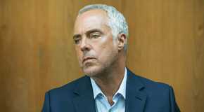 Titus Welliver as Harry Bosch in a suit