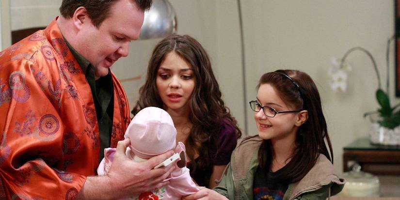 Cam, Haley, Alex, and baby Lily in the Modern Family pilot