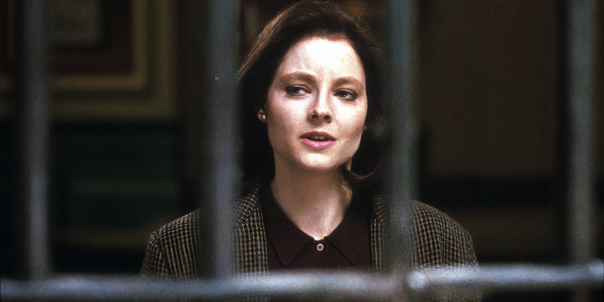 Jodie Foster nei panni di Clarice Starling davanti a una prigione