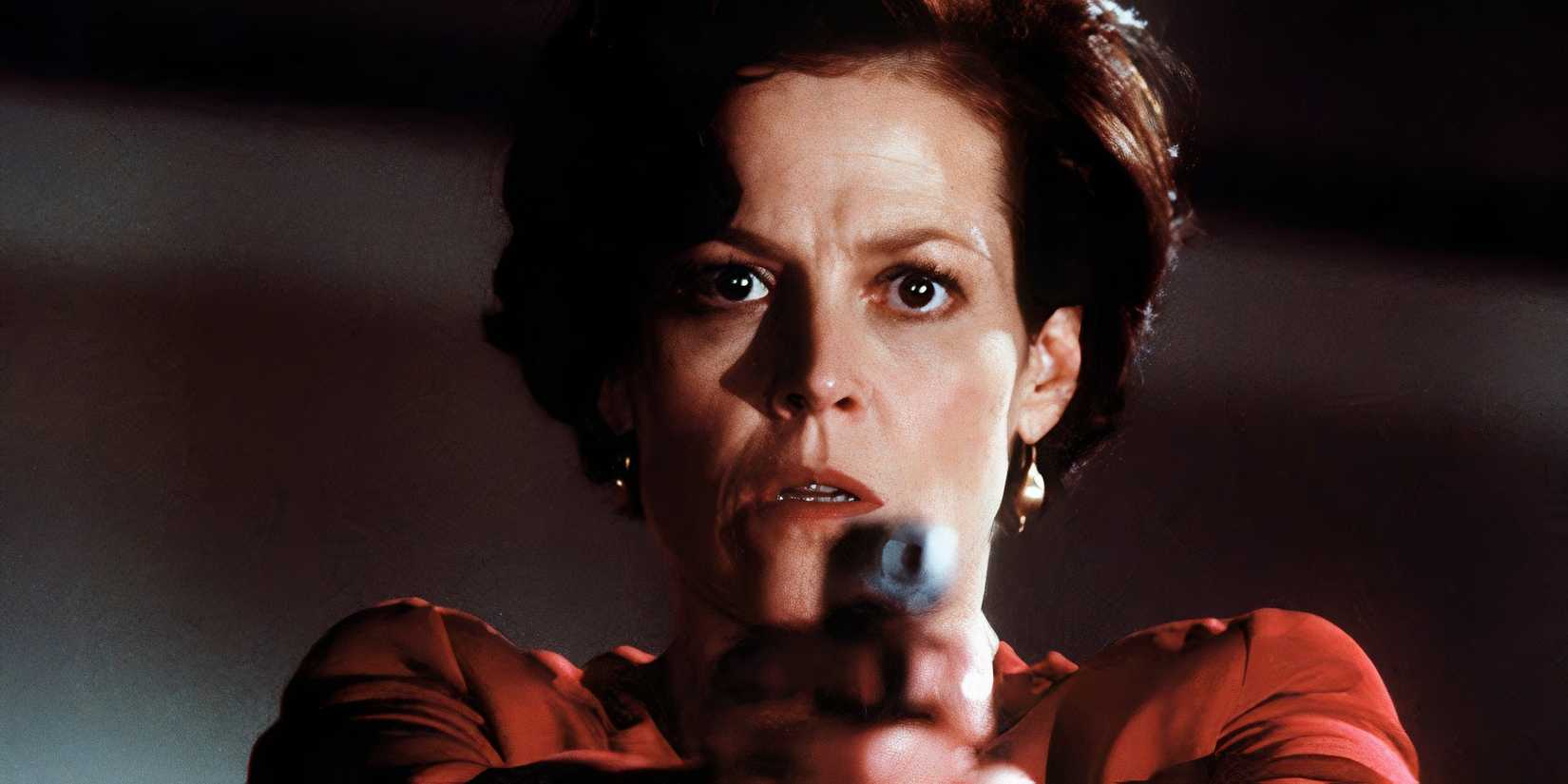 Sigourney Weaver aponta arma para a câmera em Copie Cole