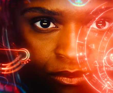 Доминик Торн в роли Рири Уиллиямс в шлеме костюма Ironheart