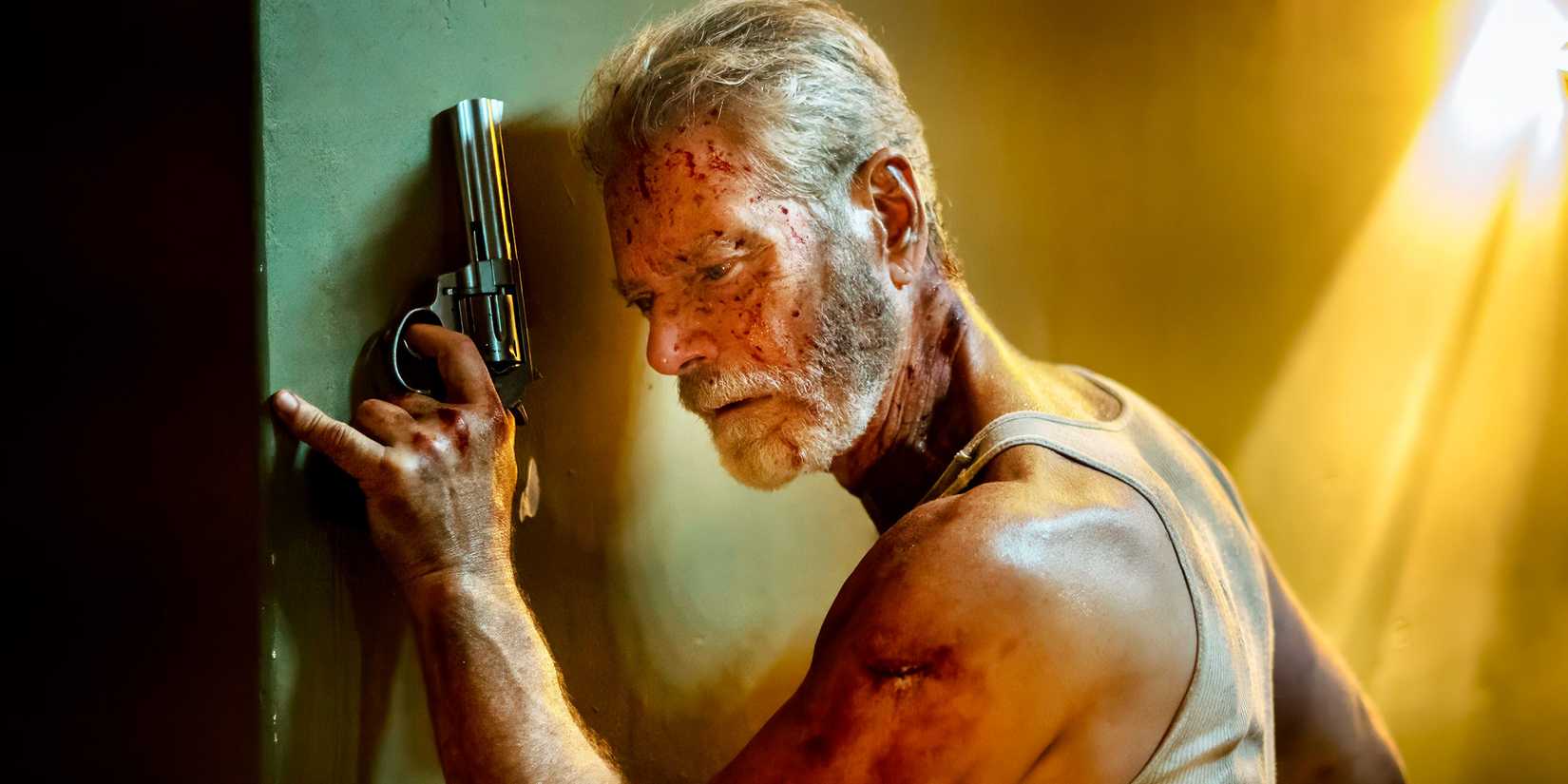 Stephen Lang como o cego segurando uma arma em Don't Breathe 2