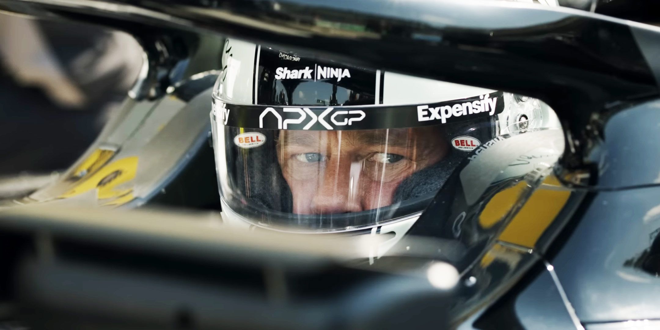 Брэд Питт в роли Сонни Хейса за рулем болида F1 в фильме F1 The Movie