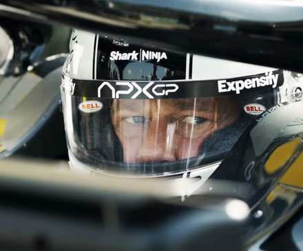 Брэд Питт в роли Сонни Хейса за рулем болида F1 в фильме F1 The Movie