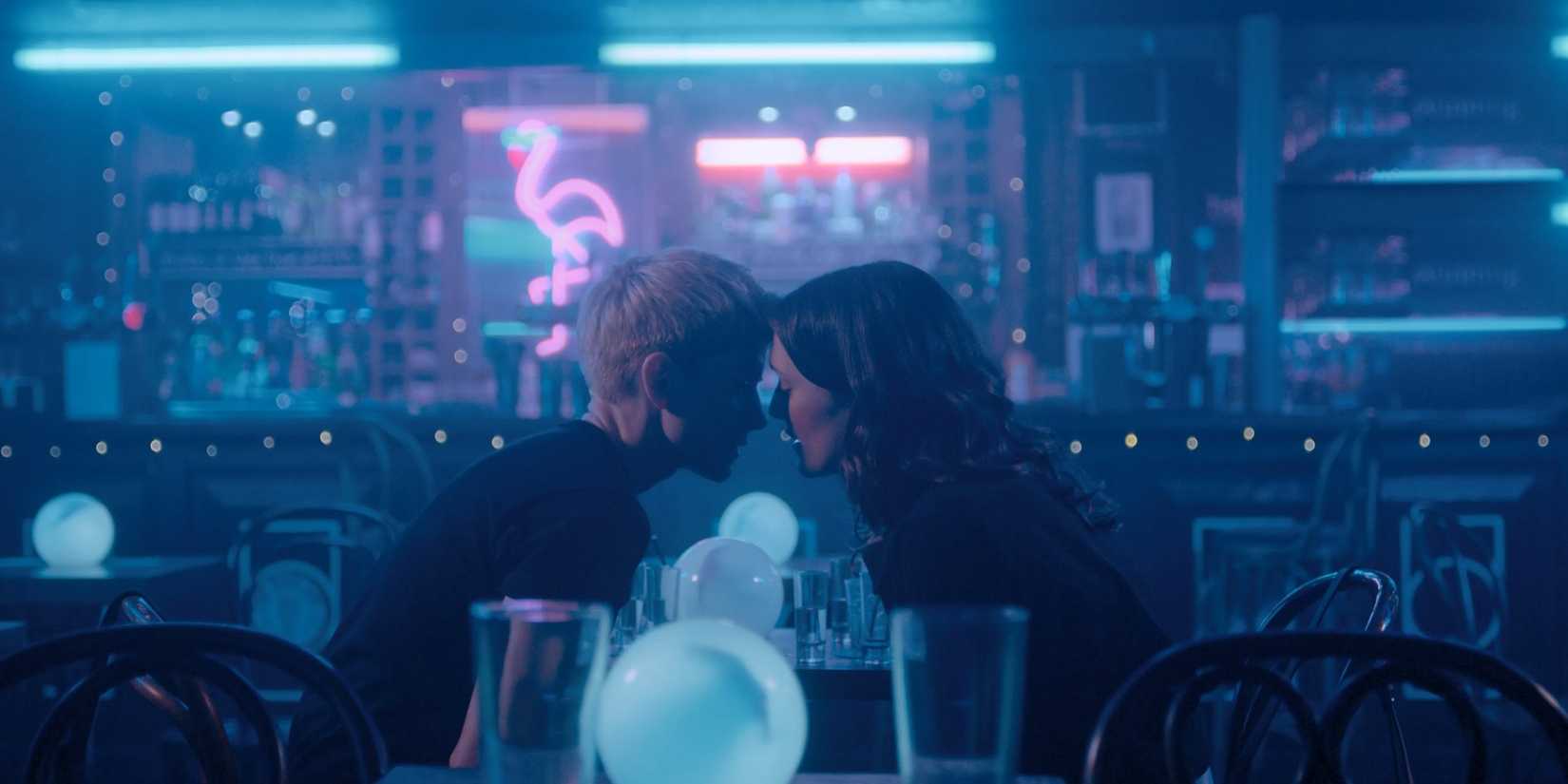 Mae Martin und Charlotte Ritchie mit zusammengepressten Stirnen in Feel Good