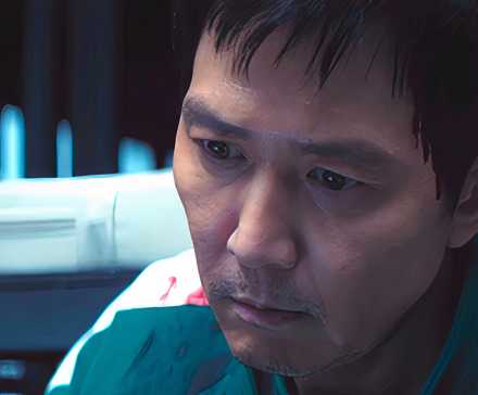 Ги-хун, смотрящий вниз и побежденный в 1 эпизоде 3 сезона Squid Game