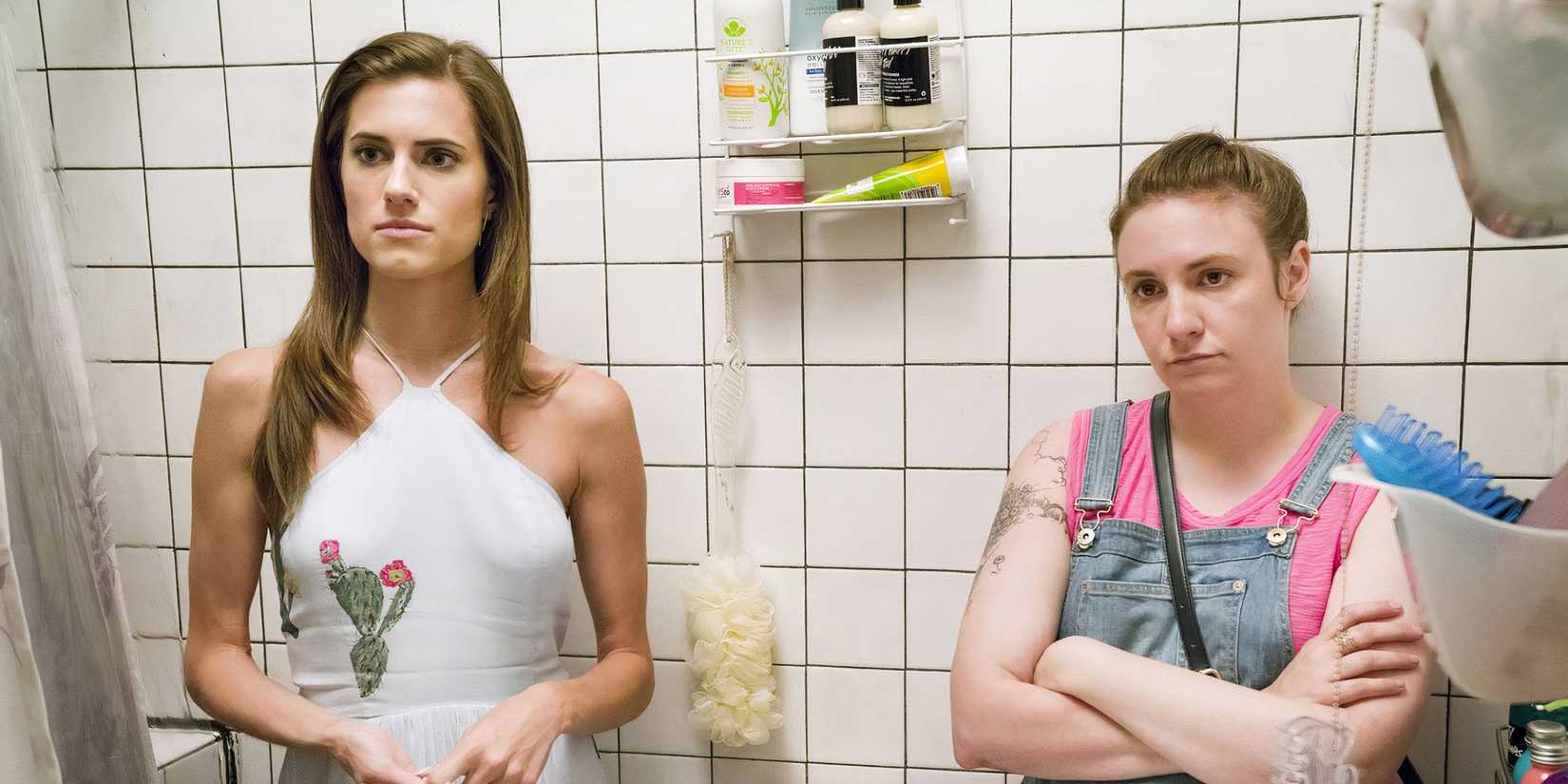 Hannah und Marnie sehen in „Girls“ unter der Dusche unbehaglich aus