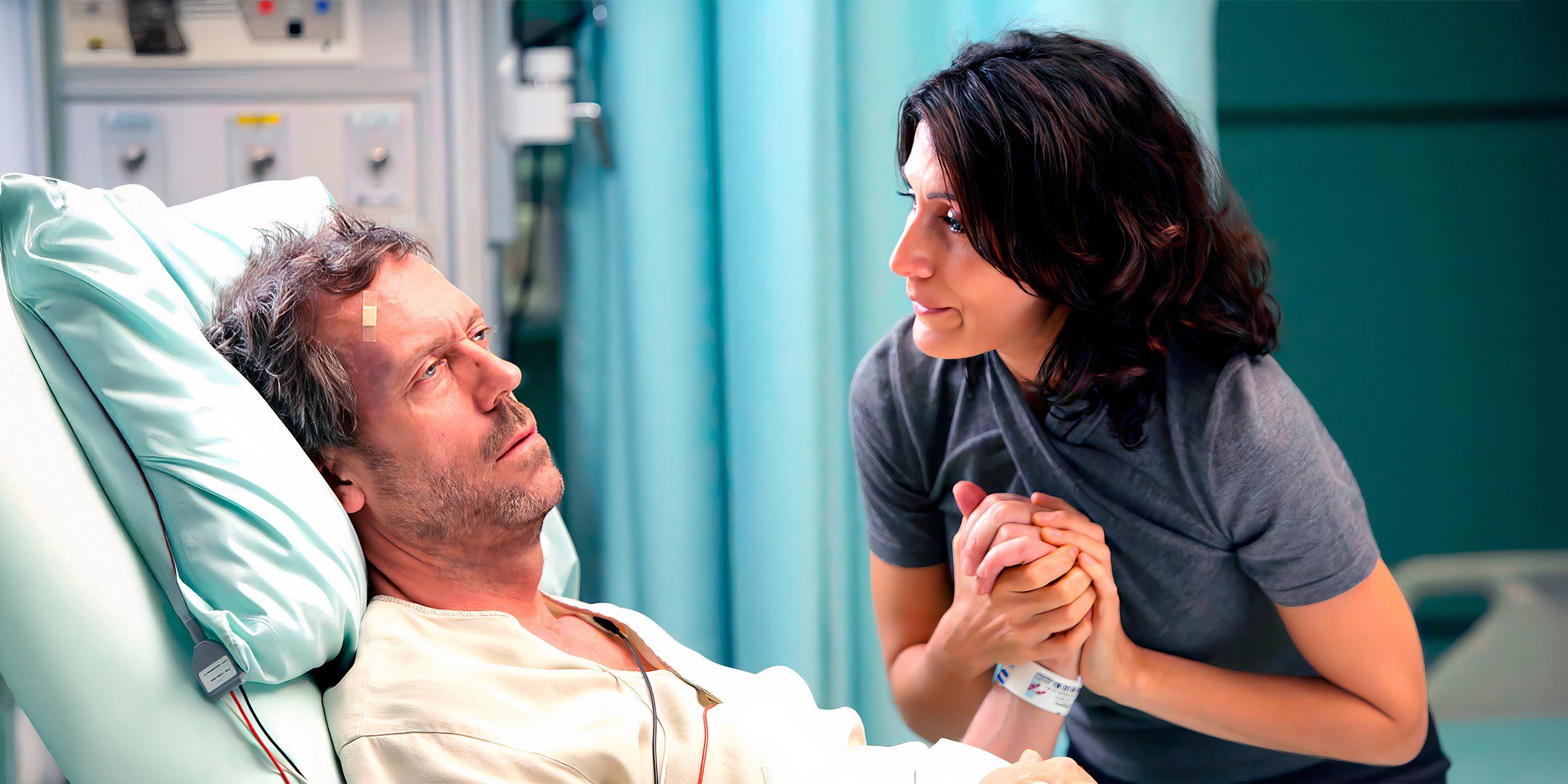 House disteso su un letto d'ospedale mentre Cuddy gli tiene la mano
