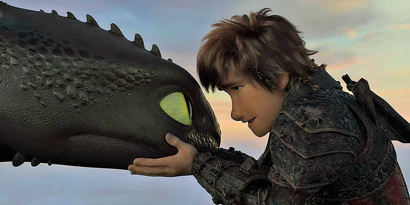Hiccup hält Ohnezahn den Kopf fest, während er in „Drachenzähmen leicht gemacht 3“ dramatisch spricht