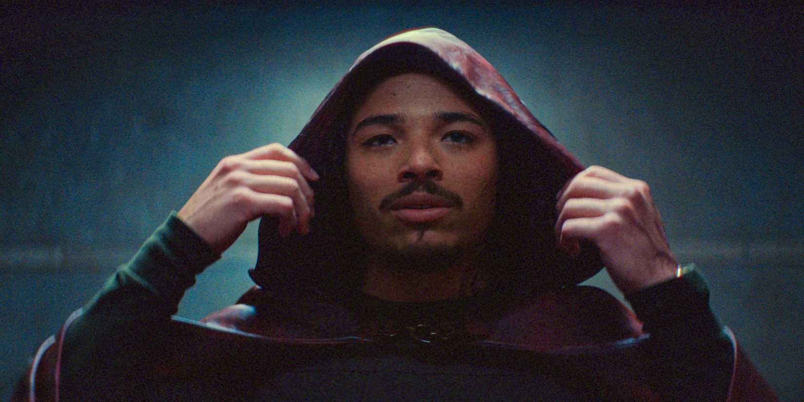 Parker Robbins (Anthony Ramos) colocando seu capuz em Ironheart Temporada 1