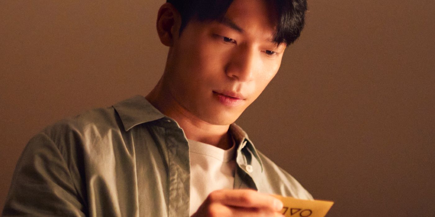 Jun-ho looking at the Squid Game card in season 3, episode 6