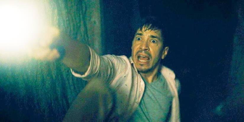 Justin Long assustado com uma lanterna em Noites Brutais