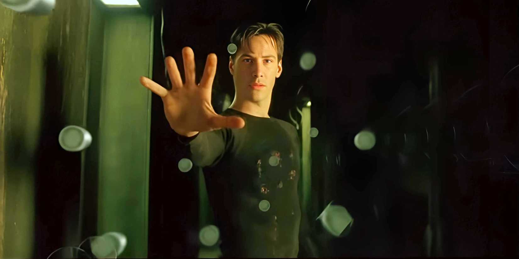Keanu Reeves como Neo usando seus poderes para parar balas em Matrix