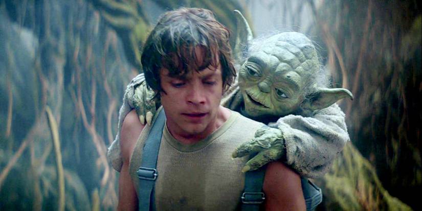 Luke Skywalker carrega Yoda nas costas em Dagobah em O Império Contra-Ataca