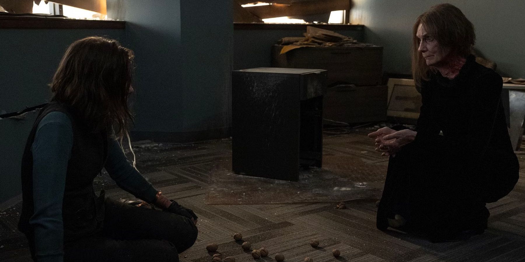 Maggie (Lauren Cohan) talking to the Dama (Lisa Emery) in The Walking Dead: Dead City season 2