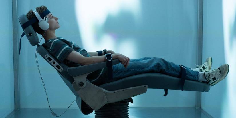 Luke sendo testado em uma cadeira em The Institute