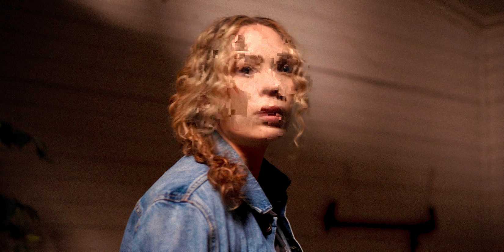 Man Finds Tape - Cena do filme com os irmãos investigando as fitas.