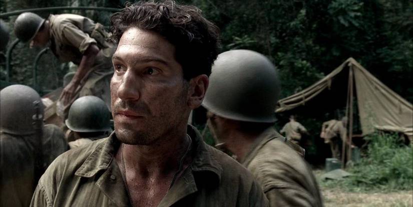 Manny (Jon Bernthal) tampak shellshocked di Pasifik.