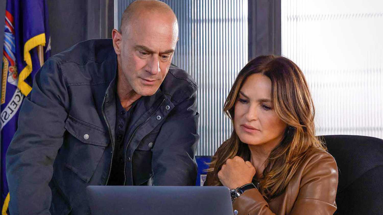Stabler (Christopher Meloni) and Benson (Mariska Hargitay) look at something on a computer in Law & Order: SVU
