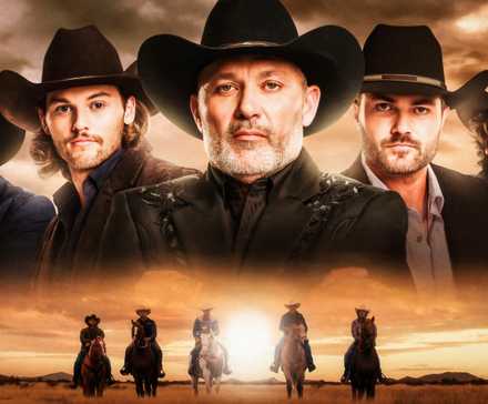 Сцена из "McBee Dynasty" с актерами в черных ковбойских шляпах