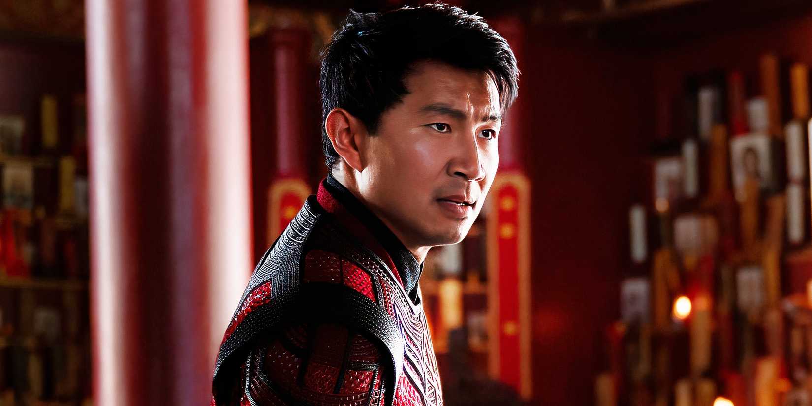 Simu Liu como Xu Shang-Chi em Shang-Chi e a Lenda dos Dez Anéis.
