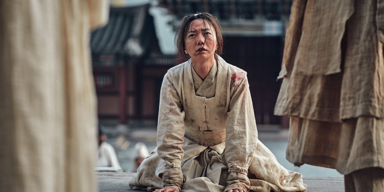 Seo-bi kneeling and begging for mercy in Kingdom
