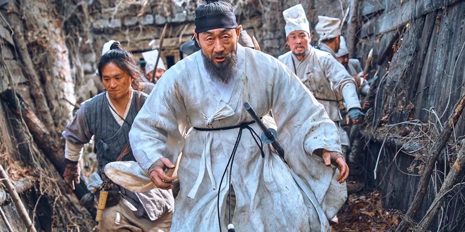 Ahn Hyeon and his men running away from zombies in Kingdom