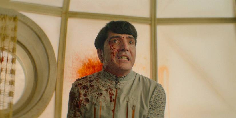 Gurathin (David Dastmalchian) desesperado e manchado de sangue em Murderbot Temporada 1 Ep 6