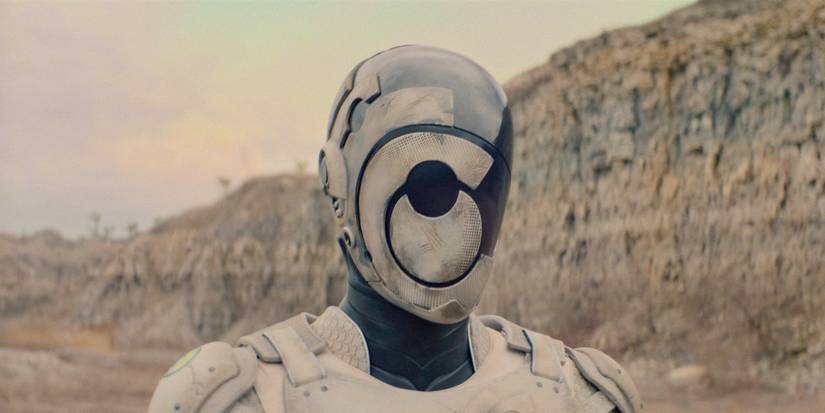 Murderbot (Alexander Skarsgård) caminhando ao ar livre em Murderbot Temporada 1 Ep 8