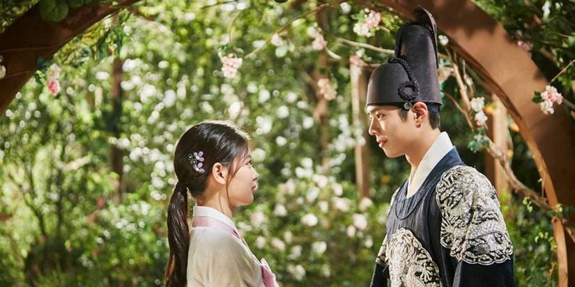 Lee Yeong and Ra-on staring at each other in Love in the Moonlight